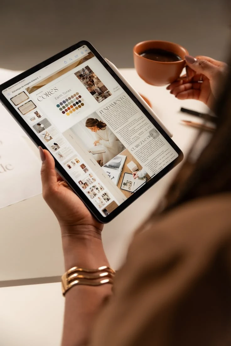 Tablet exibindo uma apresentação de estratégia de imagem